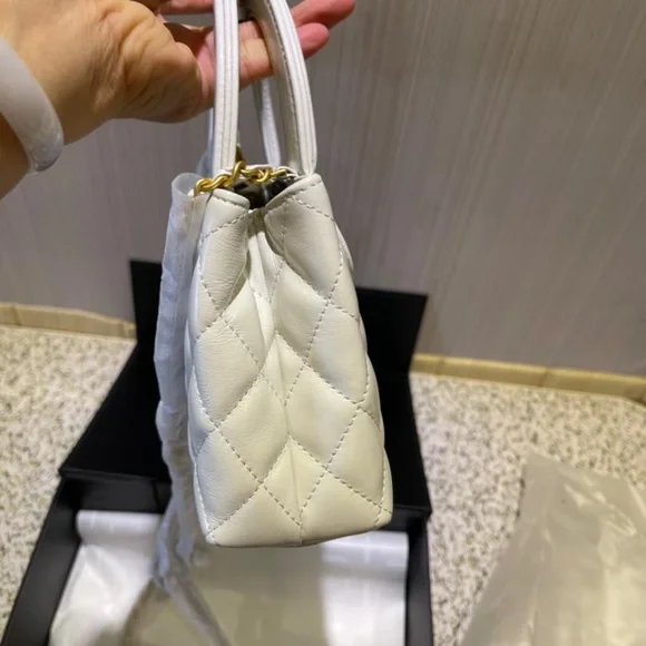 CHANEL Kelly white Leather Handbag with Gold Accents - Picture 7 of 9